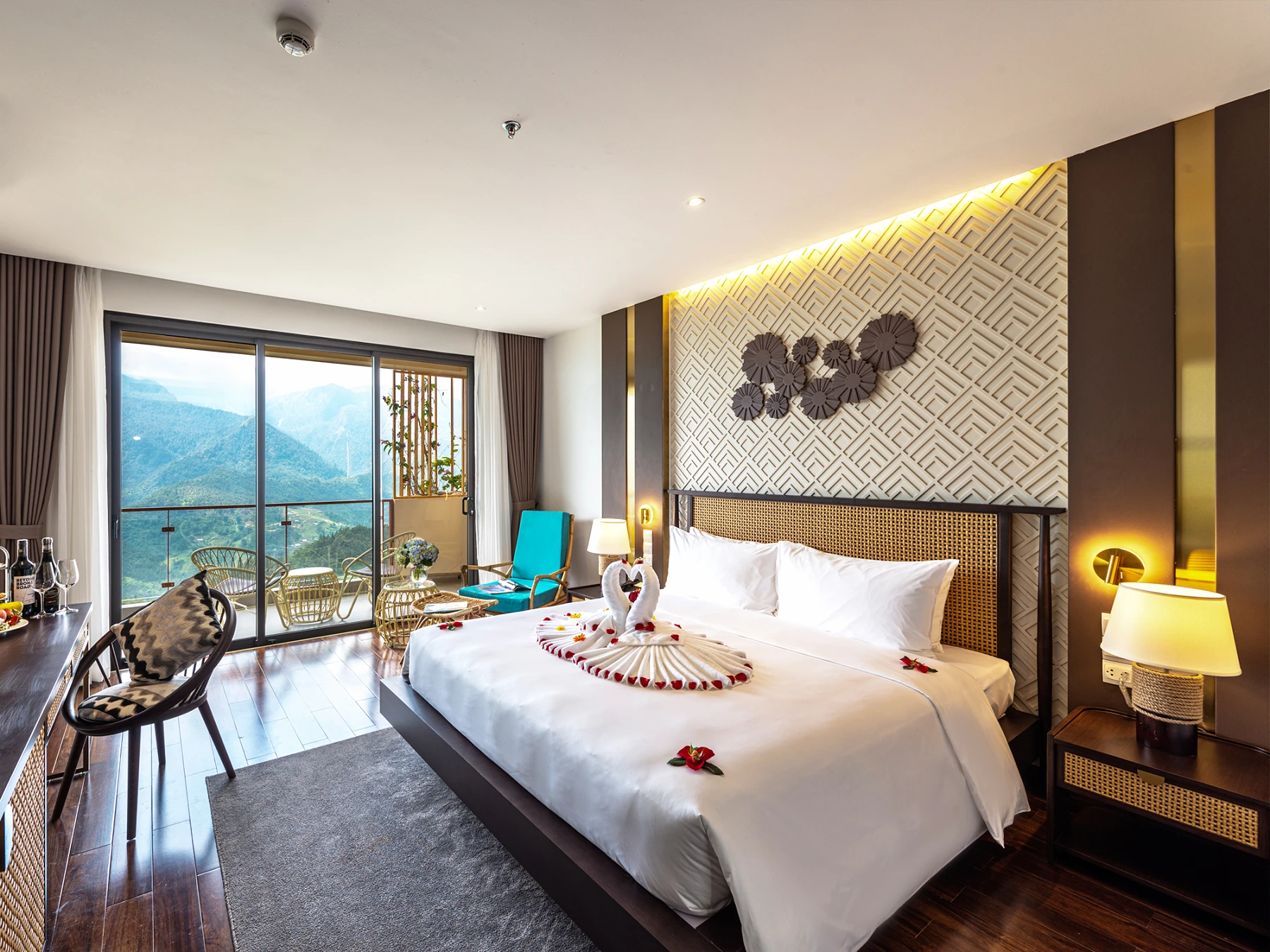Deluxe Room with Balcony & Mountain View