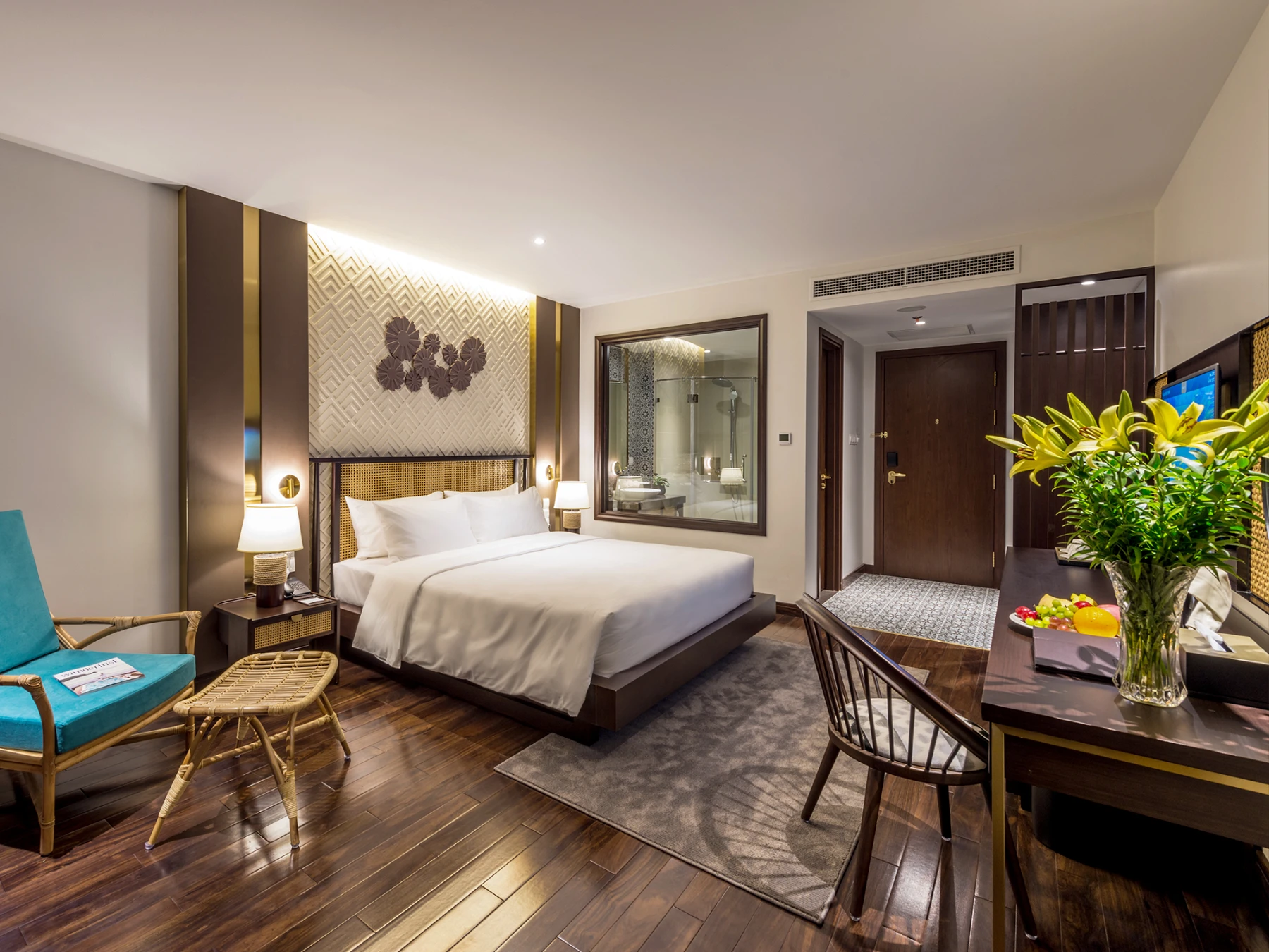 Deluxe Room with Balcony & Mountain View