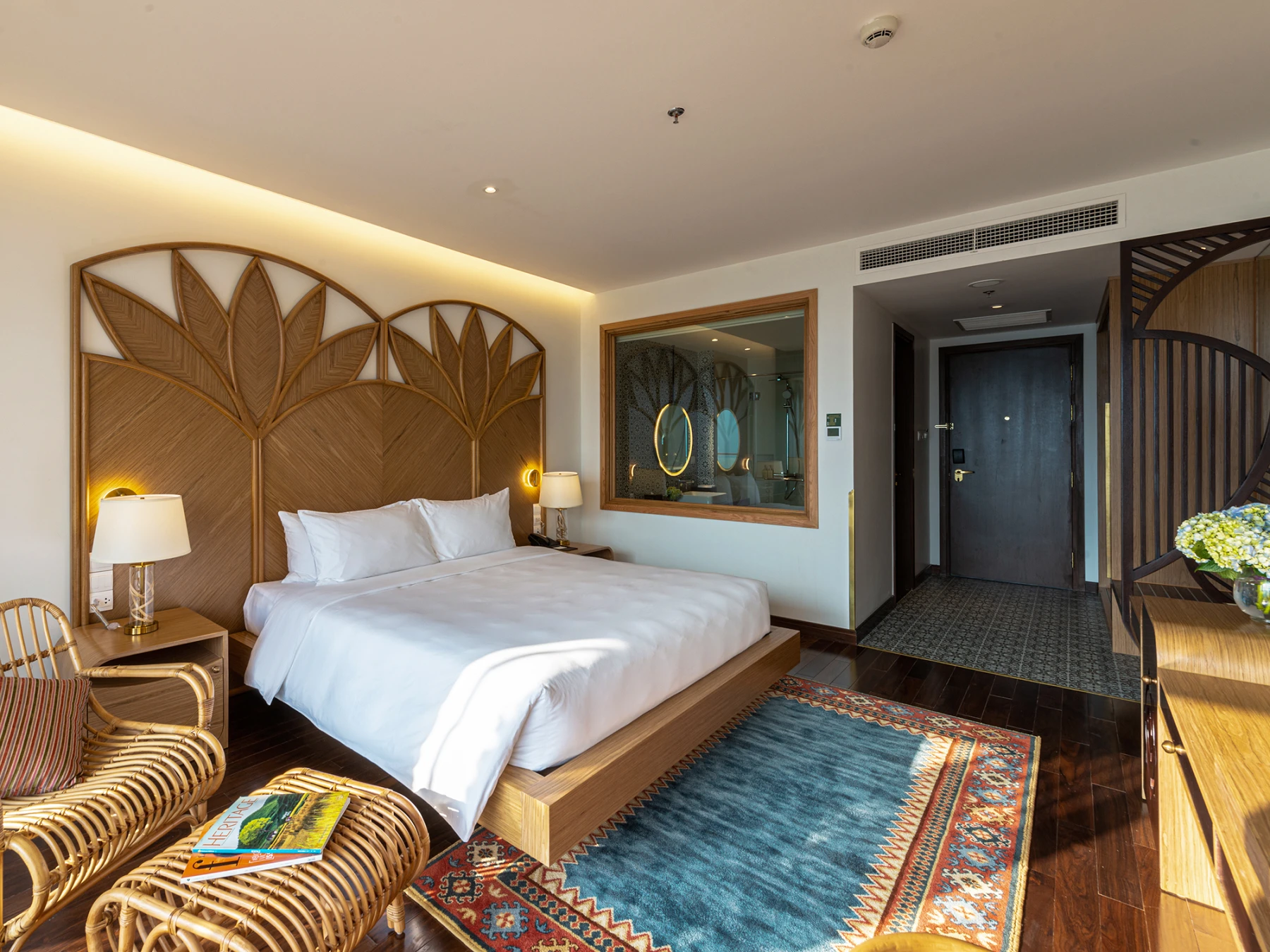 Deluxe Room with Balcony & Mountain View