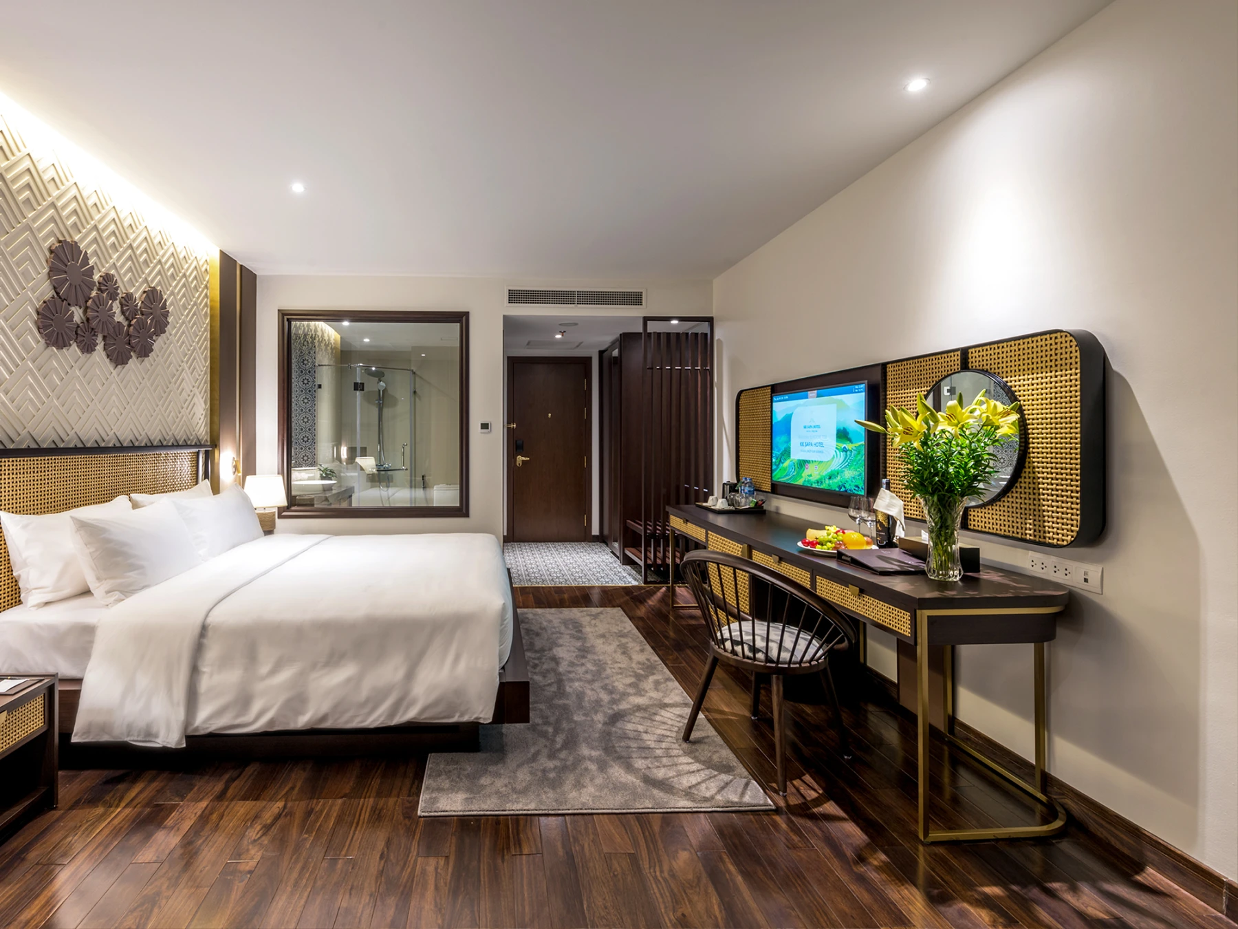 Deluxe Room with Balcony & Mountain View