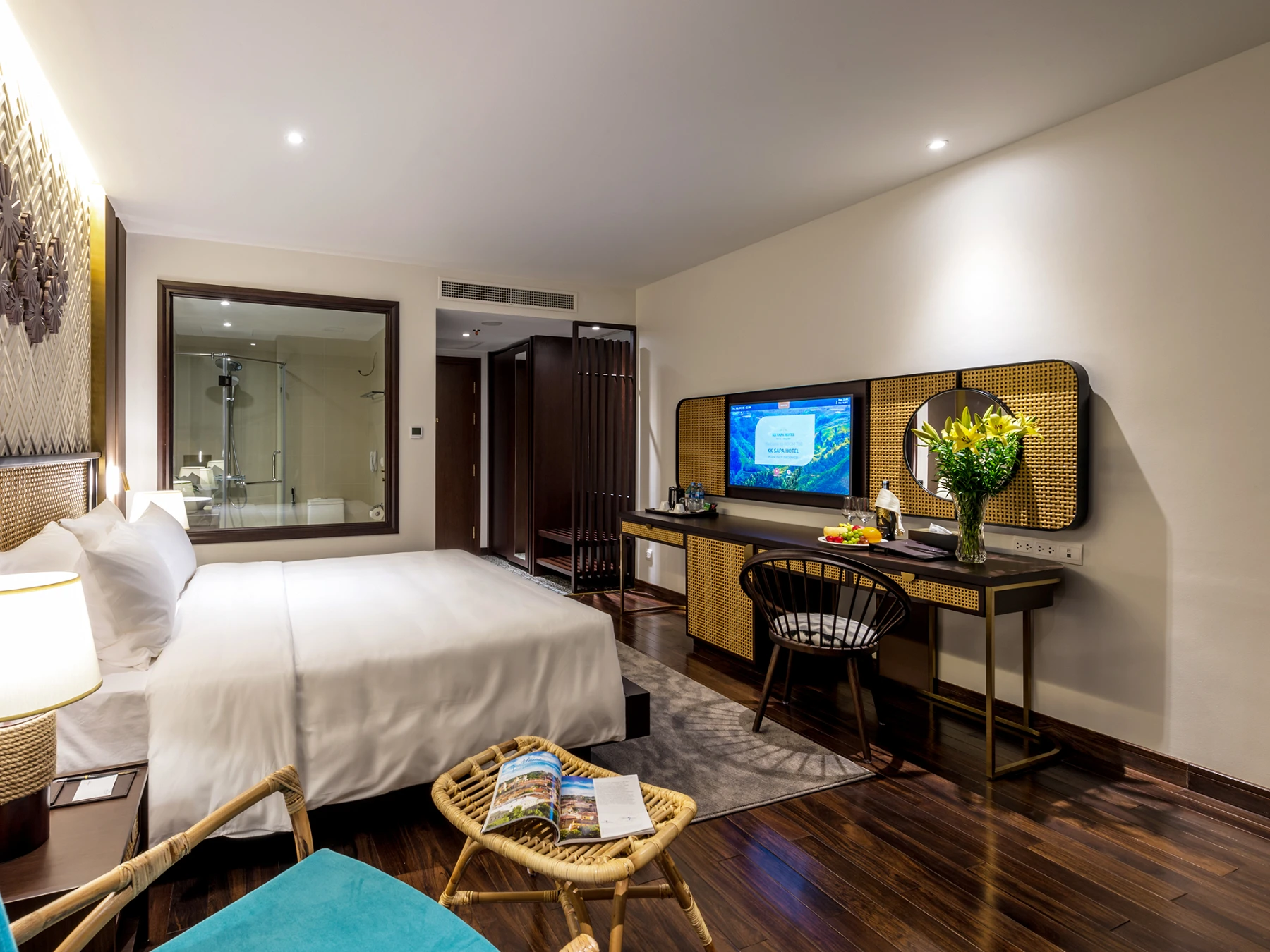 Deluxe Room with Balcony & Mountain View